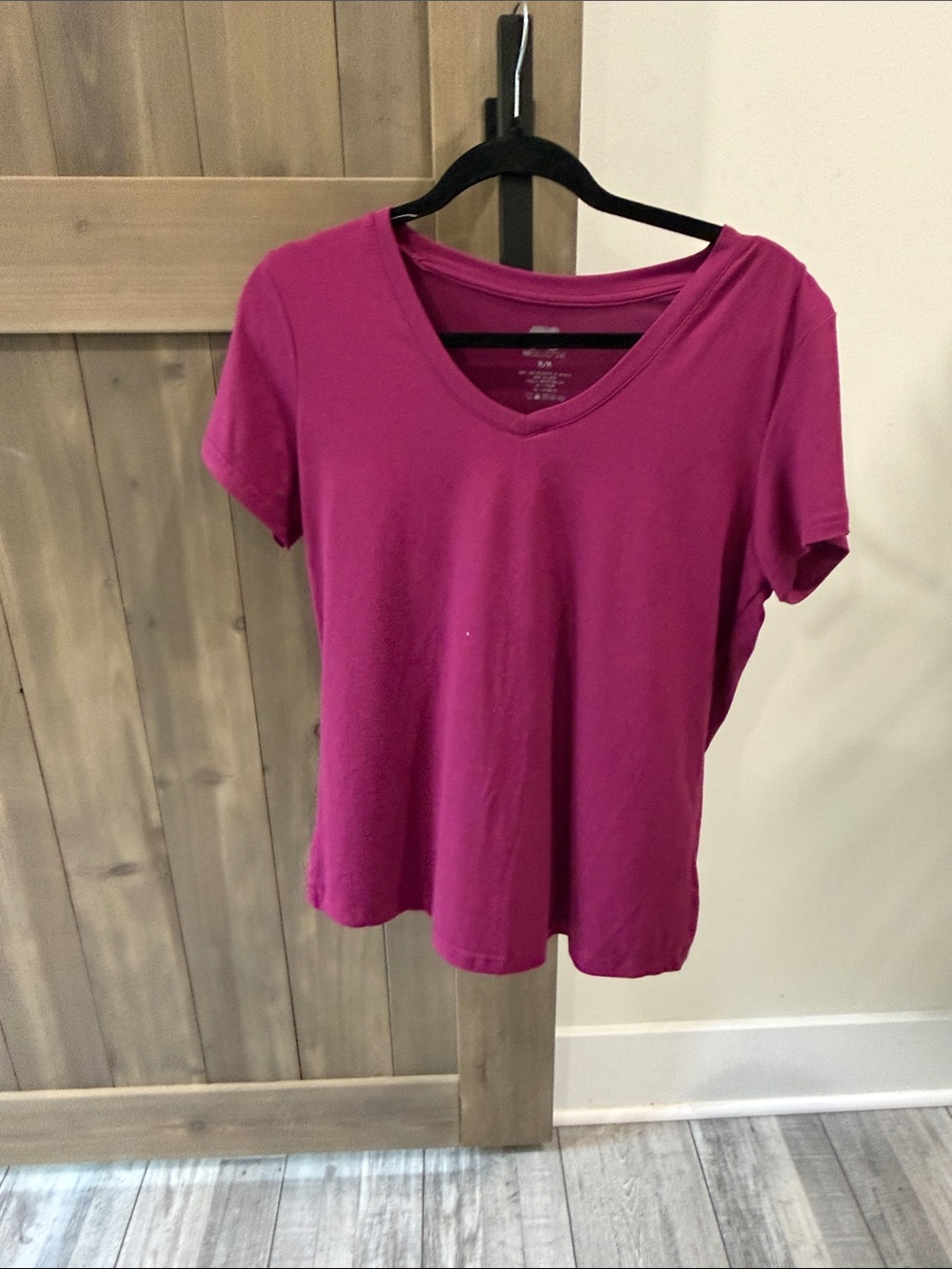 Everyday V-Neck Short Sleeve Tee in Fuchsia